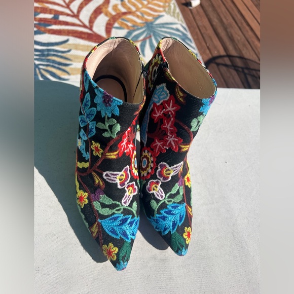 Stuart Weitzman Women’s bootie in botanical embroidery size 10 heel 3.8” - Picture 3 of 7